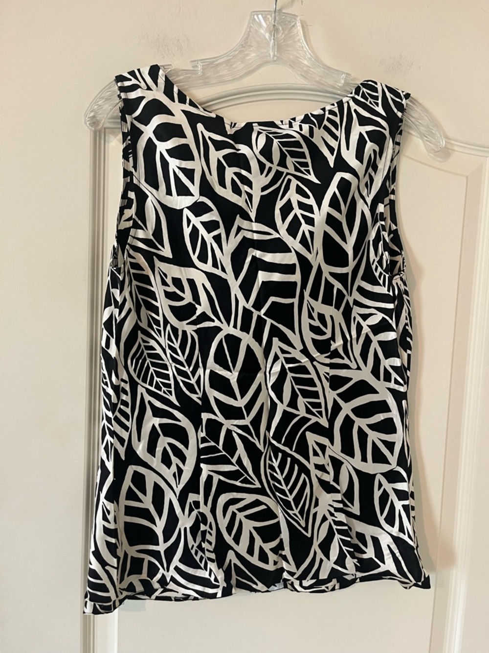 Talbots Silk BW Leaf Print Draped Neck Sleeveless Top Women’s Size 8 - Picture 5 of 14
